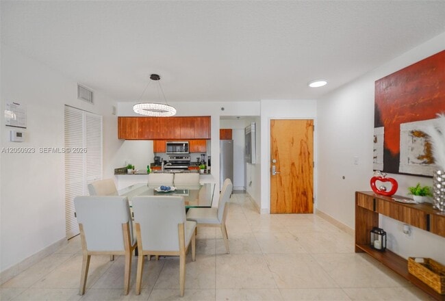 Building Photo - 1200 Brickell Bay Dr