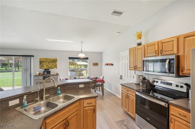 Building Photo - 940 Belmont St E