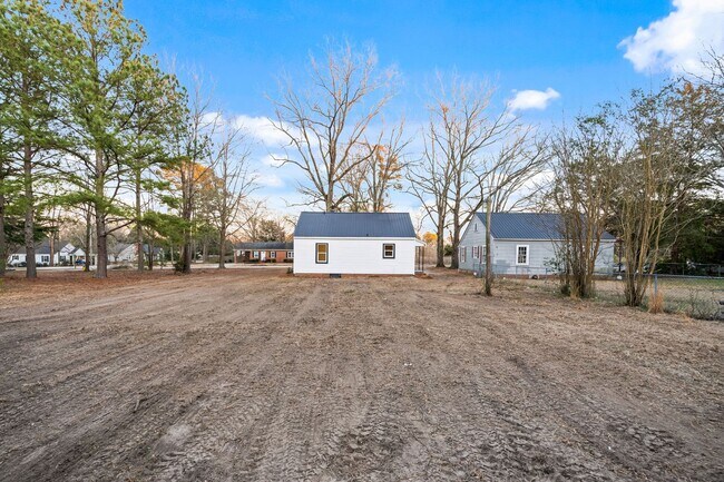 Building Photo - Freshly Remodeled 2 bedroom 1 bath in downtown Lillington!