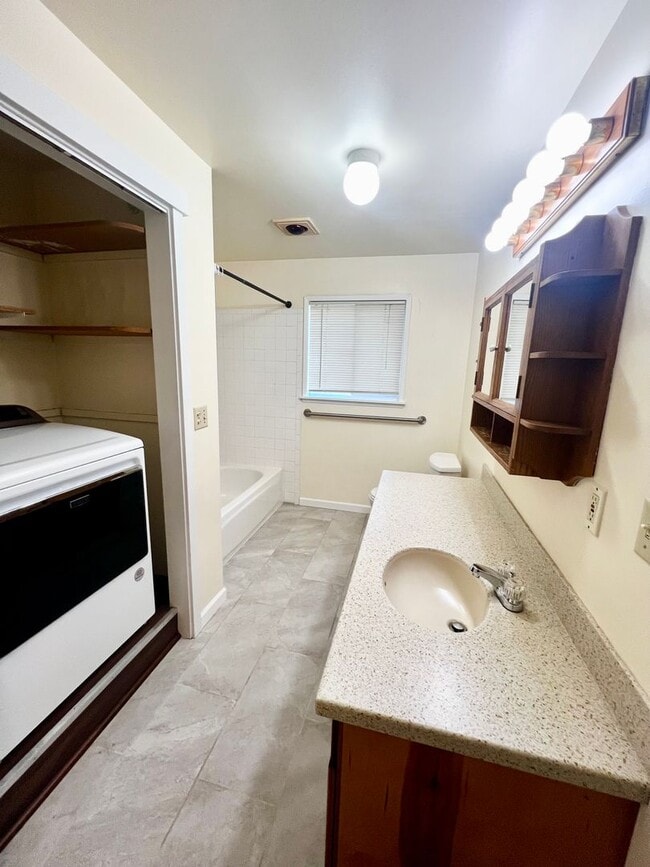 Building Photo - **** Application pending ****