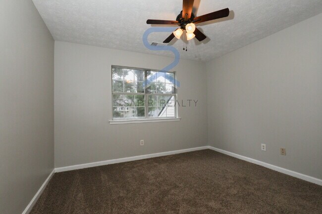 Building Photo - Move in before October 15th and get $100 O...