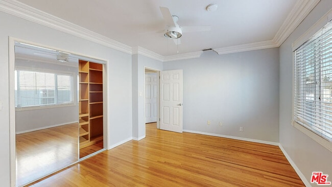 Building Photo - 432 S Doheny Dr