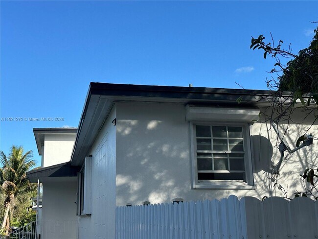 Building Photo - 102 NE 122nd St