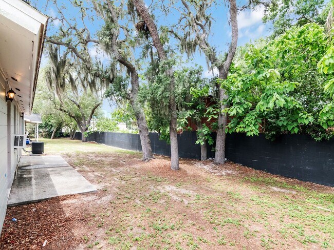 Building Photo - Move-In Ready 1BR/1BA Duplex in Brandon, FL — $1,295/Month, Across from Brandon Mall