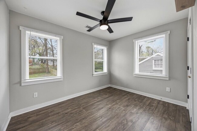 Building Photo - 2455 Lynn Iris Dr