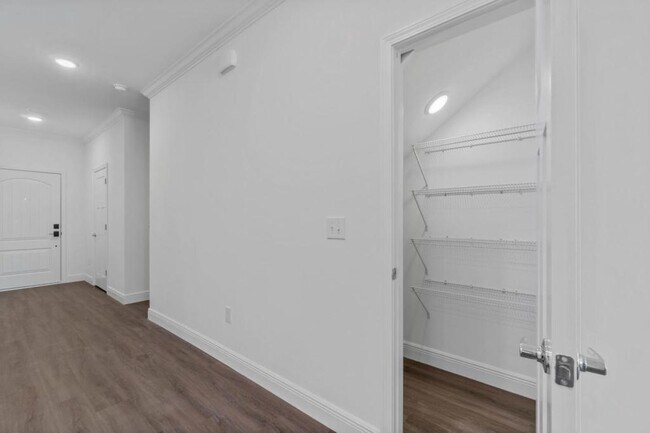 Building Photo - 533 Hill Ln