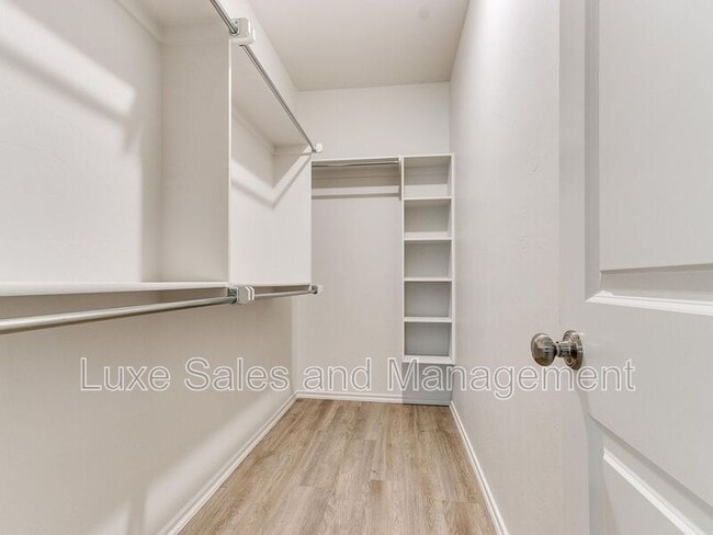 Building Photo - 3703 N Divis Ave