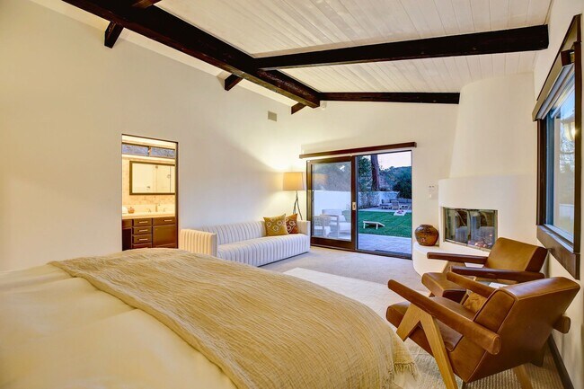 Building Photo - Fully Furnished Luxurious Spanish Mediterranean Villa in Hollywood Hills: 4-Bedroom, 2.5-Bath Ret...