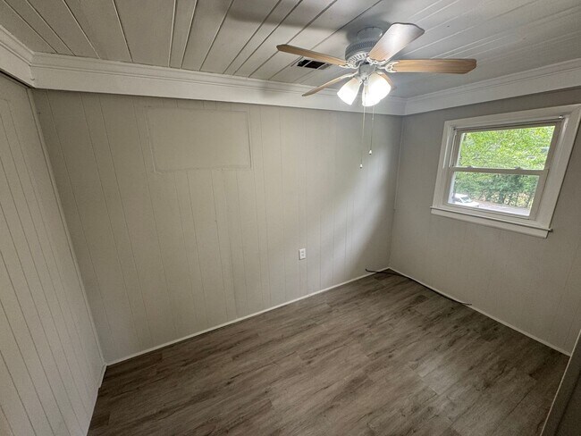 Building Photo - Move in Special!!!! 3/1 Home with bonus room!