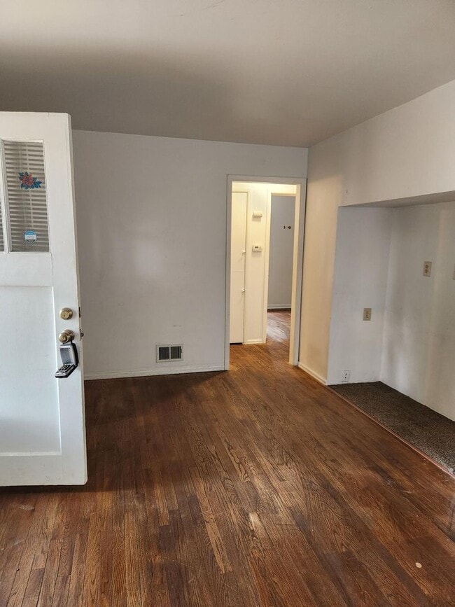 Building Photo - Gorgeous 4 bed/2 Bath home for rent $500 O...