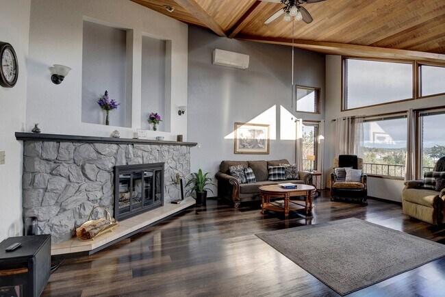 Building Photo - 3 Bedroom 2.5 bathroom spacious home with views of marina and downtown Oak Harbor