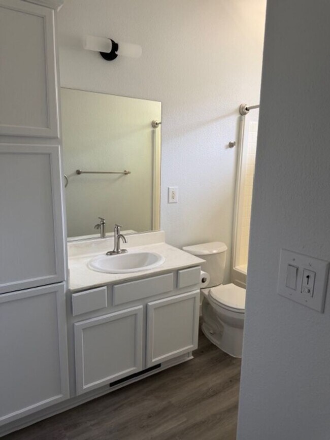 Building Photo - 1071 Village Knoll Dr