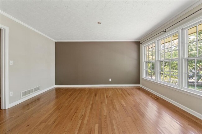 Building Photo - 345 Meadow Dr