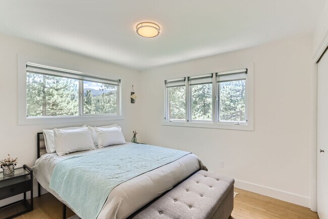 Building Photo - GORGEOUS 4BD/ 3BA MOUNTAIN HOME in Boulder, CO- Available 7/10/26!