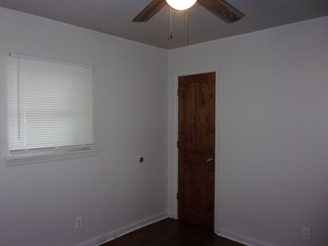 Building Photo - 2 Bedroom 1 Bath Home - Recently updated a...