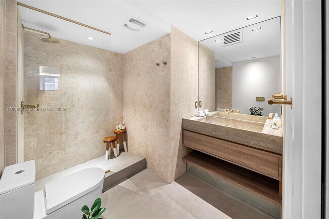 Building Photo - 2301 Collins Ave