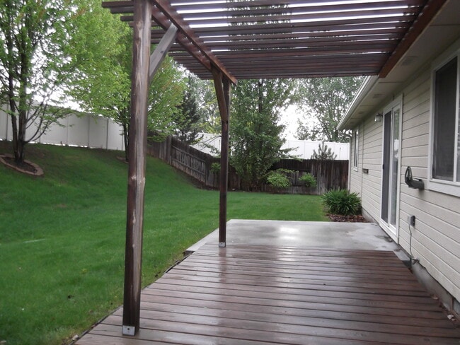 Building Photo - Meridian Home