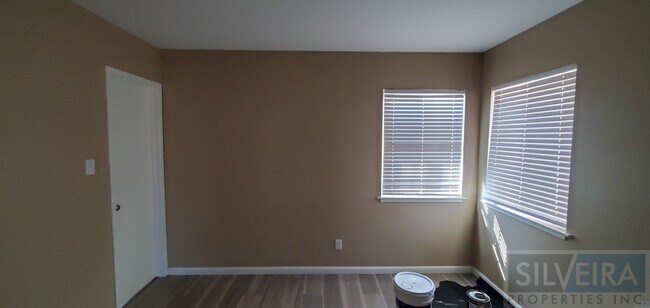 Building Photo - 1642 N Russell Ave