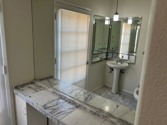 Building Photo - Las Vegas Country Club. Modernized and Upg...