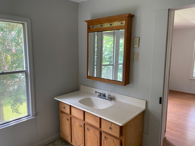 Building Photo - 505 Howard Pl