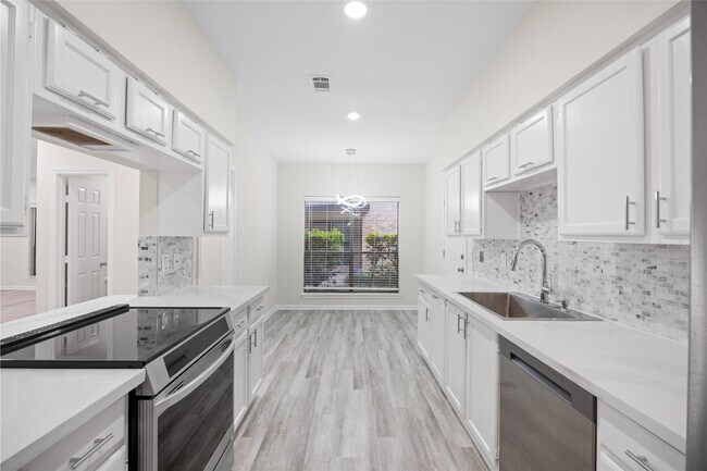 Building Photo - 2668 Bering Dr