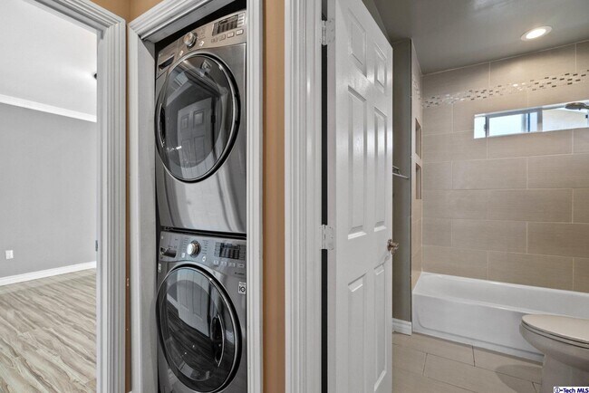 Building Photo - 666 W Lexington Dr