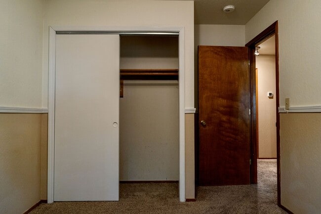 Building Photo - Centrally Located 3 Bedroom House with Fully Fenced in Backyard- Pet Friendly!