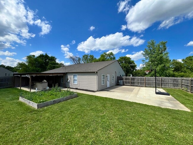 Building Photo - 3 bedroom home w/ privately fenced yard + hot tub.