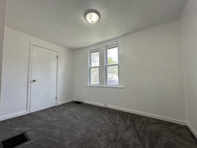 Building Photo - 329 Vincent Ave