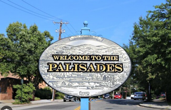 Building Photo - Palisades Splendor