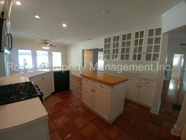 Building Photo - 1909 Marina Rd