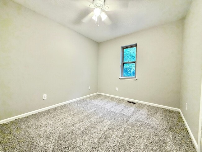 Building Photo - 92 Sycamore Cir