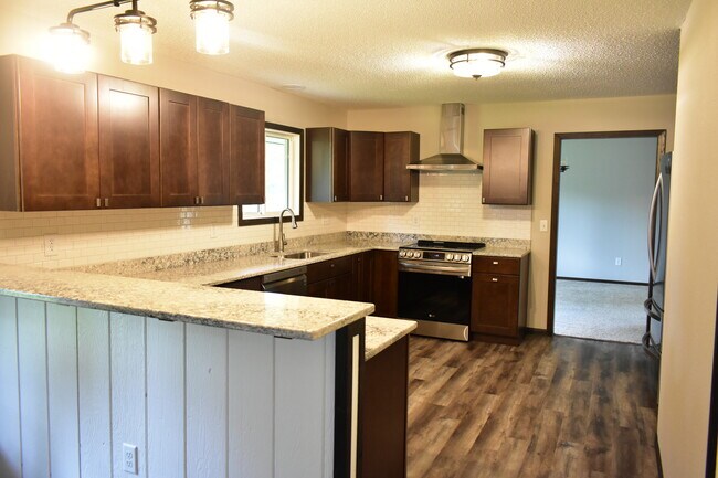 Building Photo - 1208 Oak St N