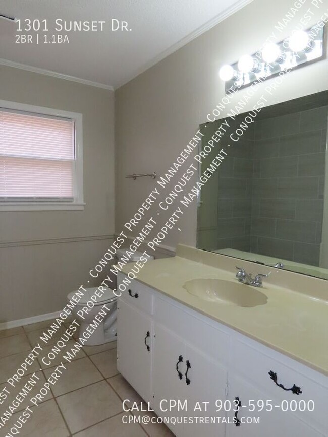 Building Photo - 1301 Sunset Dr