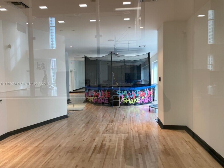 Building Photo - 851 NE 1st Ave