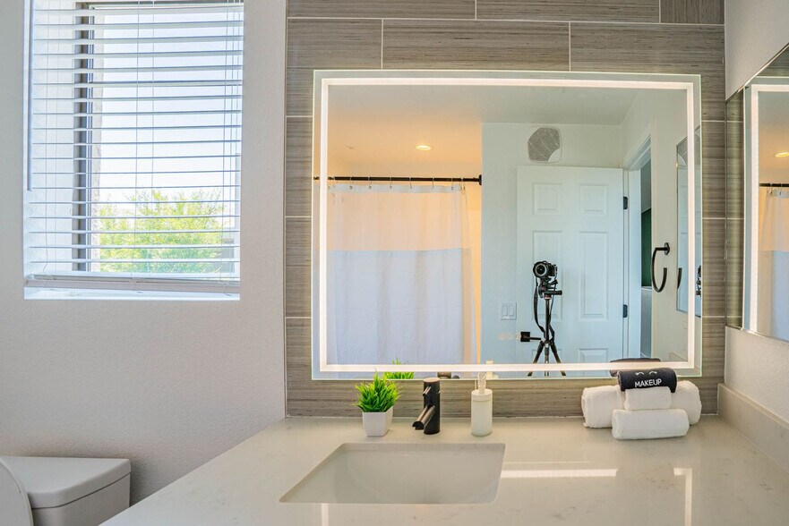 Building Photo - 6610 N 93rd Ave