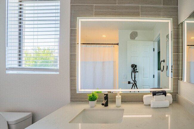 Building Photo - 6610 N 93rd Ave