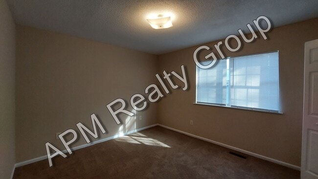 Building Photo - St. Andrews townhouse - 50% off first month!
