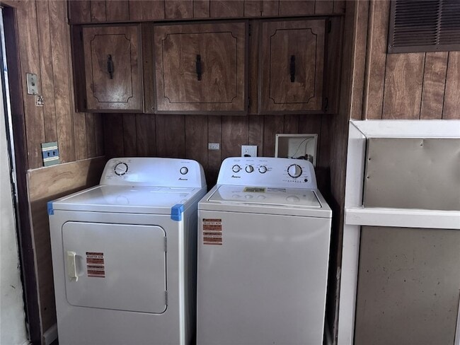 Building Photo - 854 Queenswood St