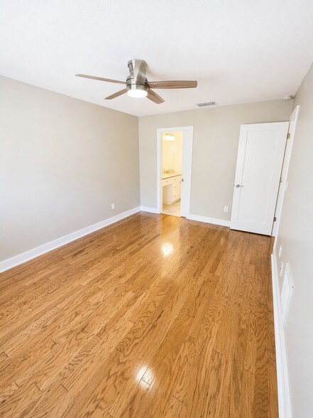 Building Photo - 1135 Dover Ct