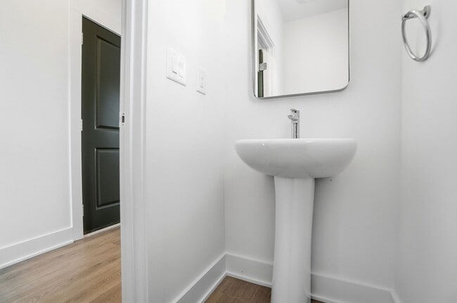 Building Photo - New Construction Townhome Minutes from Uptown