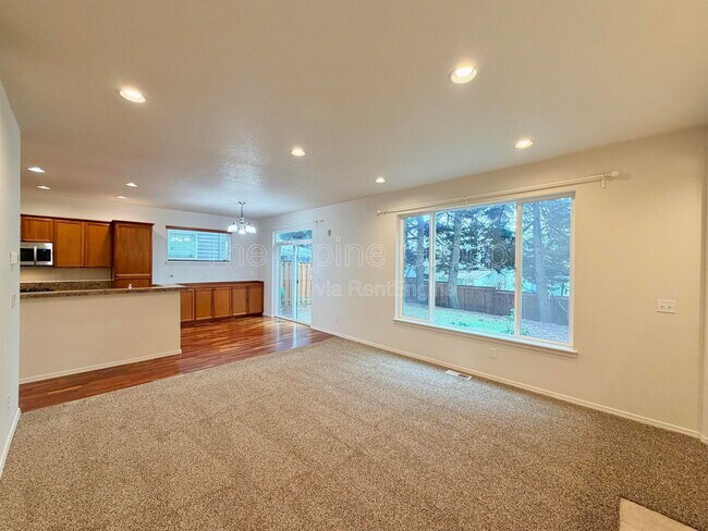 Building Photo - 958 SE Roundelay St