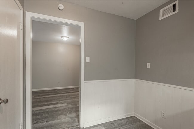 Building Photo - 818 University Ave