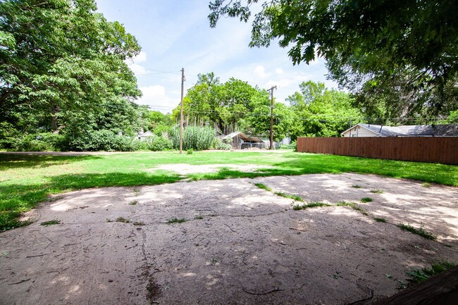 Building Photo - 354 N Fern St