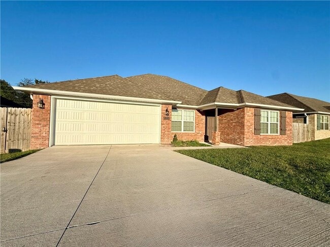 Building Photo - 817 Saddlebrook St