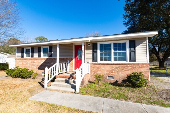 Building Photo - ADORABLE Home