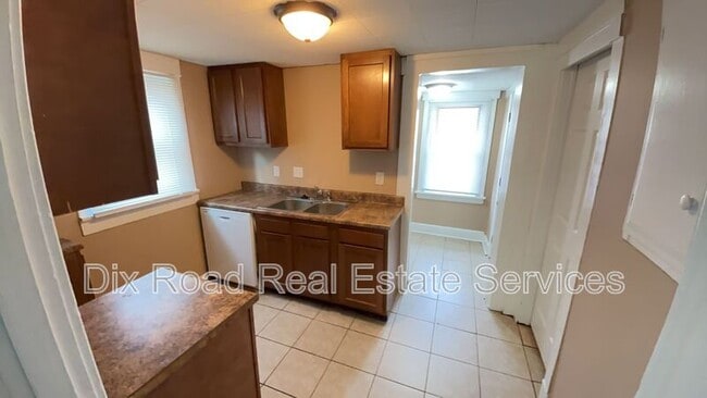 Building Photo - 2107 Queen Ave