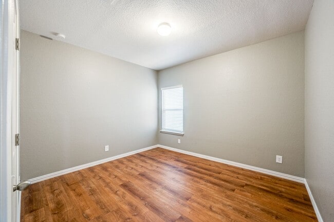 Building Photo - UPDATED SINGLE-STORY HOME IN WOLF CREEK SUBDIVISION