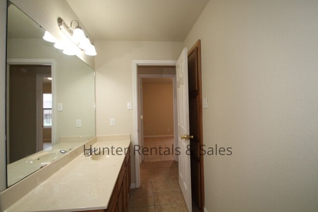 Building Photo - Spacious Duplex!