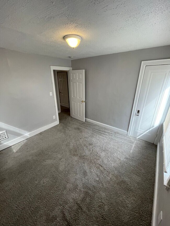 Building Photo - SECTION 8 ONLY! INSPECTION READY 3-BEDROOM...